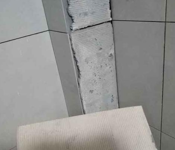株洲瓷砖空鼓维修公司分享下厨房瓷砖脱落的补救措施。